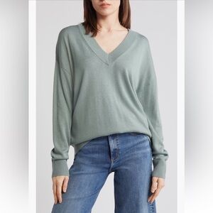 Treasure & Bond V-Neck long sleeve lightweight Sweater in Soft Green Size Small